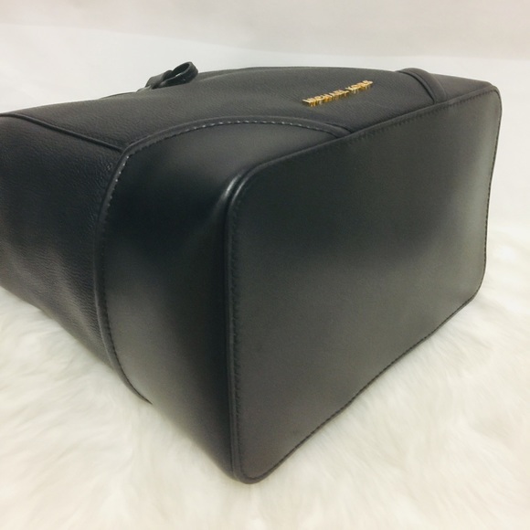 Michael Kors Nicole Large Bucket Bag - Picture 5 of 10